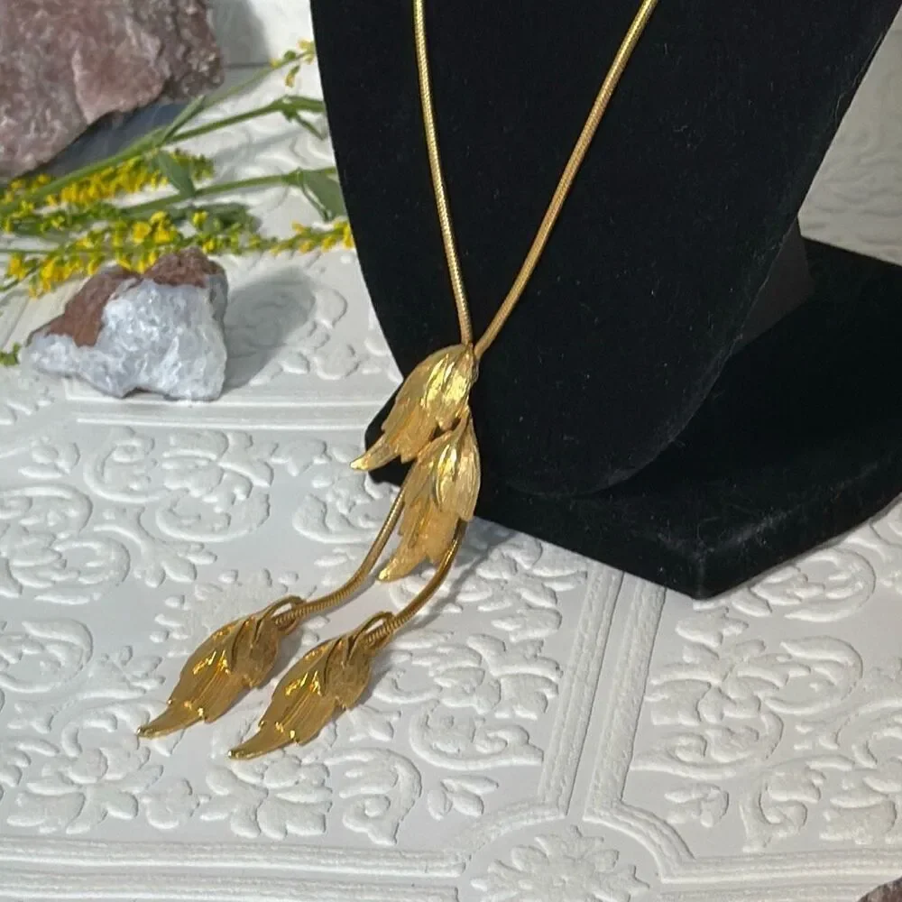 Vintage Gold Tone Y Drop Rope Chain Gold Brush‎ Leaf Pendant Bolo Style 16”- 19”